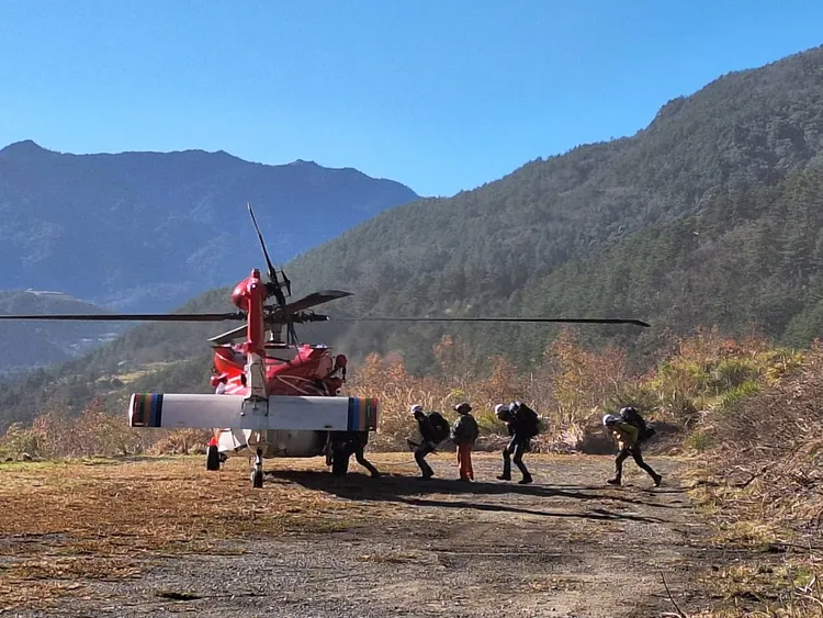 空勤直升機完成吊掛任務。苗栗縣消防局提供