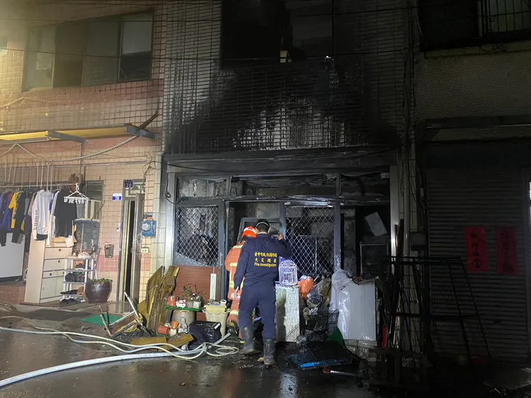 消防人員撲滅火勢，發現屋內有30多隻貓狗被燒死。民眾提供