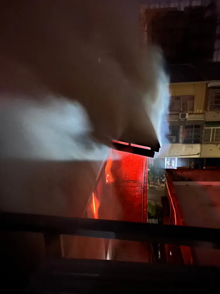 消防人員到場時，火勢已竄出。民眾提供