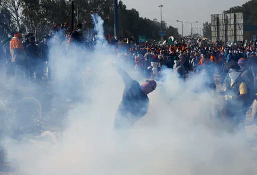 印度警方封路阻示威農民進首都 出動無人機投催淚彈