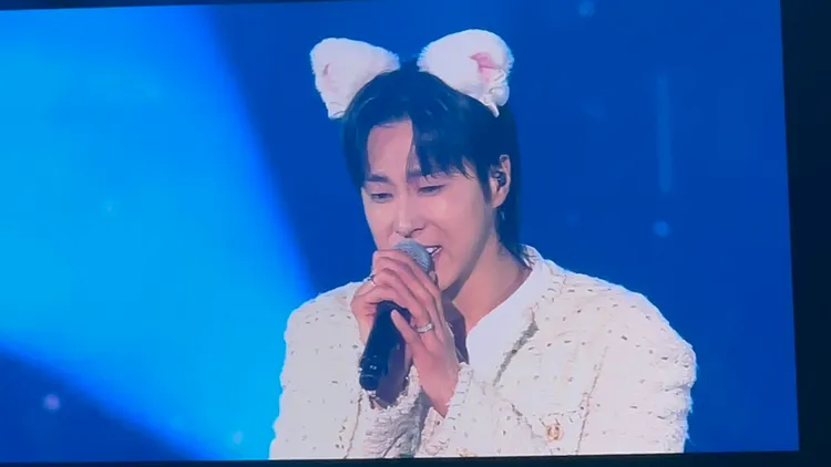 允浩戴起貓耳頭飾，沒有違和感。讀者提供