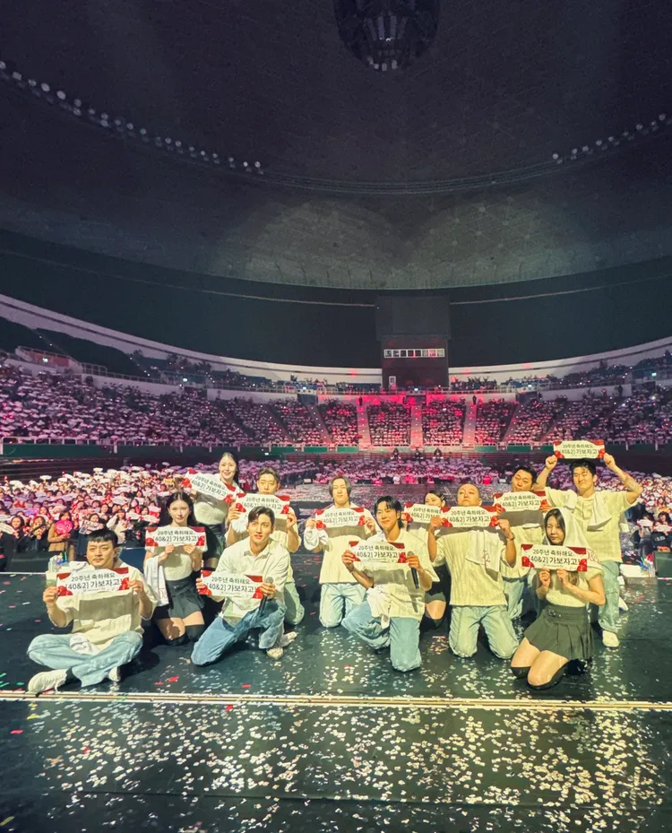 允浩和昌珉拿著「40&2一起走吧」的手幅大合照。翻攝東方神起IG