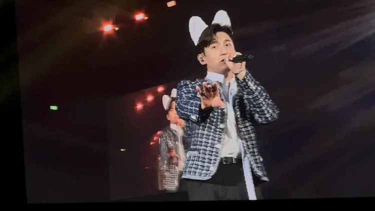 昌珉罕見賣萌，對著鏡頭放電。讀者提供