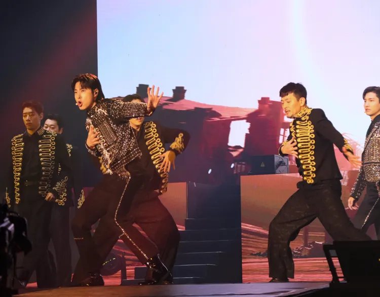 允浩化身「恭喜」的象徵，祝賀仙后20周年快樂。讀者提供