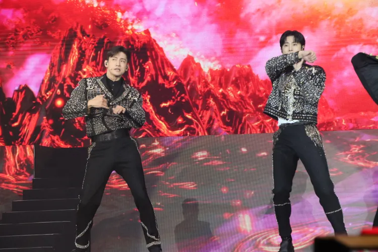 允浩（右）、昌珉帶來多首經典歌曲。讀者提供