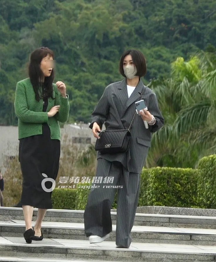 酒井法子和工作人員走路到一旁故宮晶華餐廳。特勤中心攝