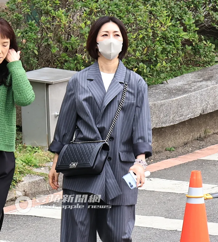 酒井法子邊走邊看著故宮博物院有名的晶華餐廳。特勤中心攝