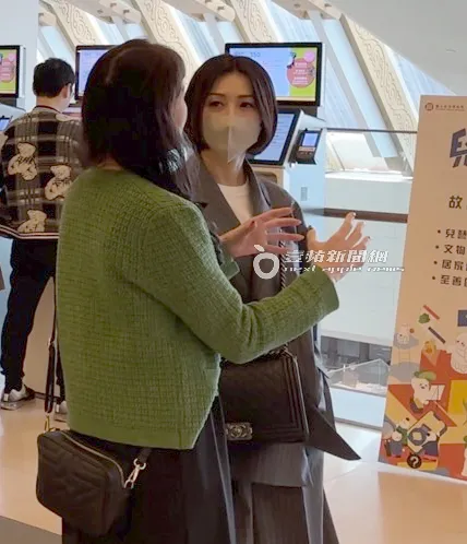 酒井法子留著俏麗短髮，身穿灰色條紋西裝外套及西裝褲出現在故宮博物院看展。特勤中心攝