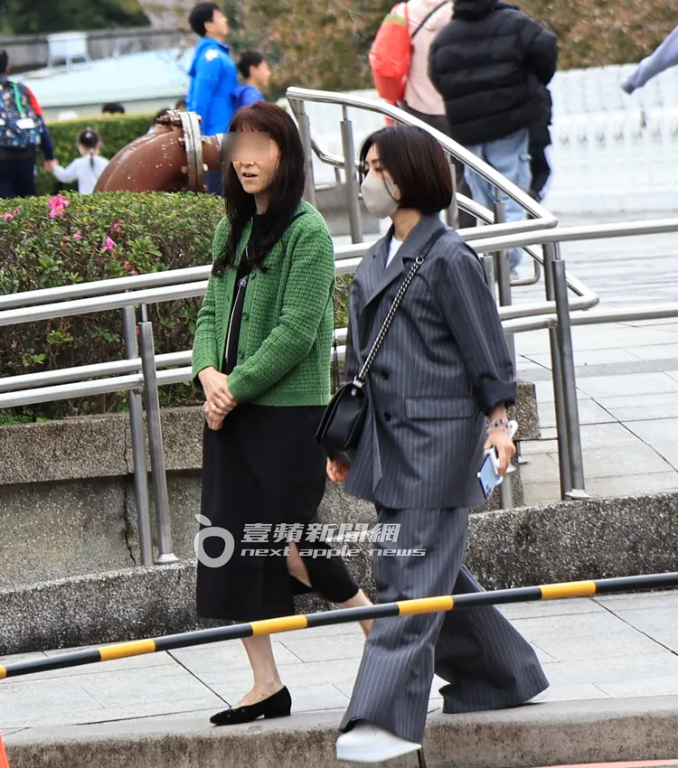 工作人員陪同酒井法子往餐廳走去，酒井法子看起來心情相當不錯。特勤中心攝