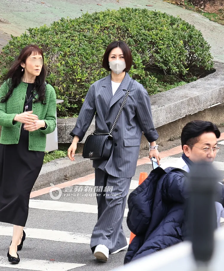 52歲的酒井法子膚質保養得宜，當天背24萬元的香奈兒Boy25包。特勤中心攝