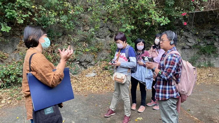 導覽人員解說西子灣隧道。翰品酒店提供