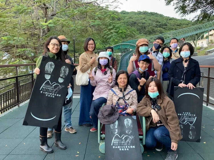 遊客能從「哈瑪星時空廊道溜滑梯」欣賞山城景致。中山大學提供