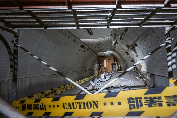 「部署壽山—西子灣隧道與全民防衛展」以西子灣隧道附屬防空設施為場域，去年屢獲德國紅點設計獎等大獎。中山大學社會實踐與發展研究中心提供