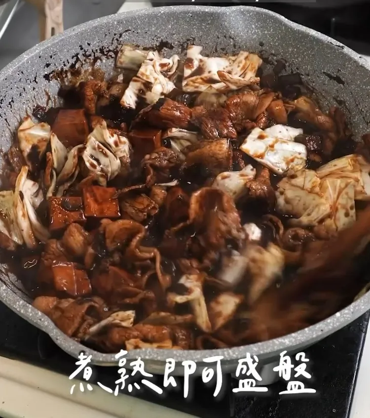 韓式炸醬飯食材：韓式炸醬100克、油3大匙、洋蔥丁200克、蔥花50克、糖2大匙、
櫛瓜200克、醬油1大匙、蠔油2大匙、
水350毫升、豆乾200克、五花肉片300克、
高麗菜100克、白飯300克。IG @woodywoody315 提供