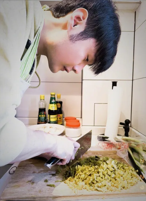 李榮浩切菜備料。翻攝楊丞琳微博