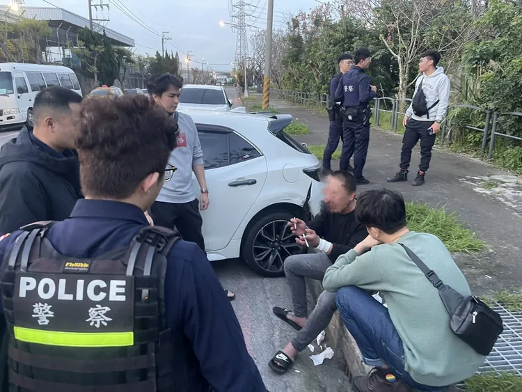 許男遭到壓制。翻攝畫面