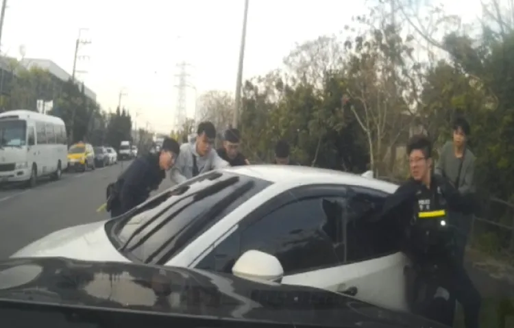 警方破窗逮人。翻攝畫面