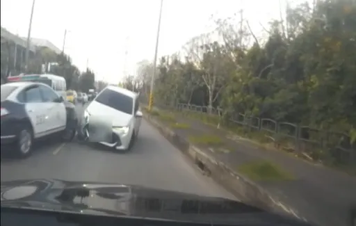 男子這原因遇警駕車狂逃竄 「碰碰車」影片曝光!衝不破警網被壓制