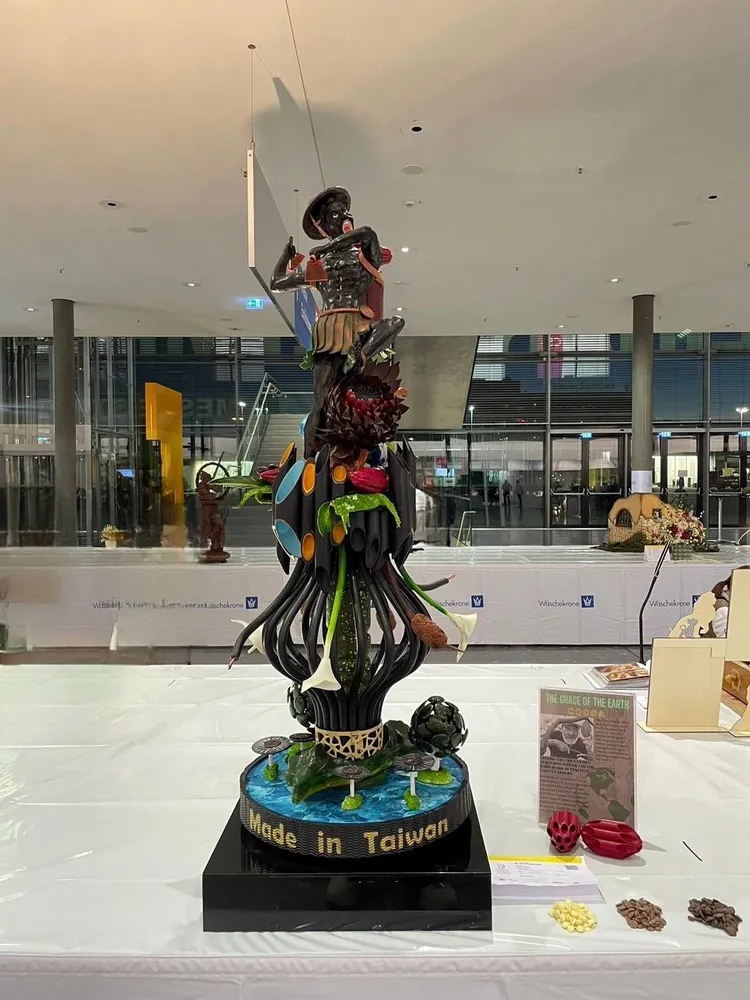 「大地的恩典可可」作品「Made in Taiwan」的字樣，精彩且直接的呈現臺灣在地獨具風格的特色。義守大學提供