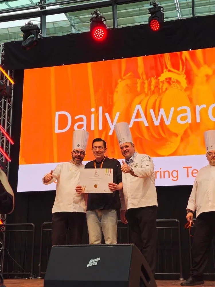 義守大學廚藝系老師李建生帶領學生參與IKA德國世界廚藝奧林匹克競賽。義守大學提供