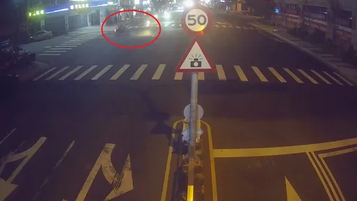 巷口衝出未減速!台中2名女騎士路口互撞 22歲女傷重昏迷