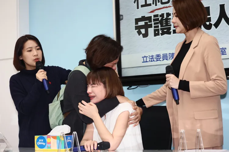 陳沂在記者會上，與母親抱在一起爆哭。彭欣偉攝