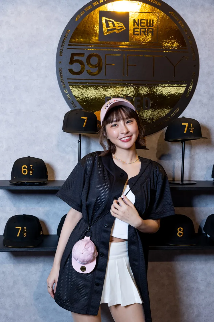 峮峮換上寬鬆球衣搭配小背心跟百褶裙。品牌提供