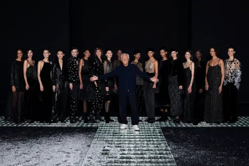 米兰时装周｜EMPORIO ARMANI再当色彩魔术师　灵动勾勒璀璨夜色