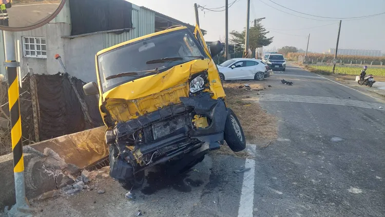 小貨車與白色轎車發生擦撞車禍。讀者提供