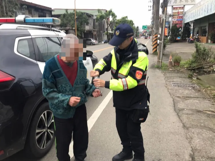 大溪警方尋回失蹤的失智翁。大溪警分局提供
