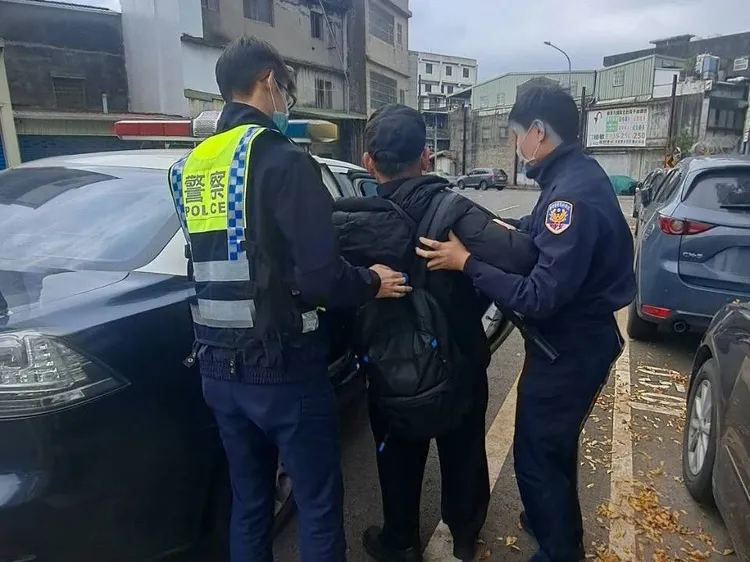 平鎮警方護送老翁至其胞弟家中。平鎮警分局提供