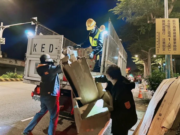 桃園市清潔隊進行回收工作。環保局提供