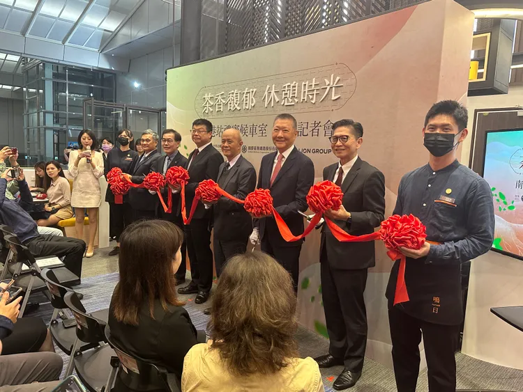 雄獅攜手台鐵打造南港站禮賓候車室。陳怡文攝