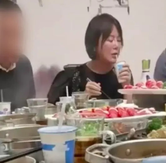 冷豔美女貪官張玥在餐桌一掃冷豔形象，酒量驚人。翻攝微博/山西省陽曲縣凌井店鄉