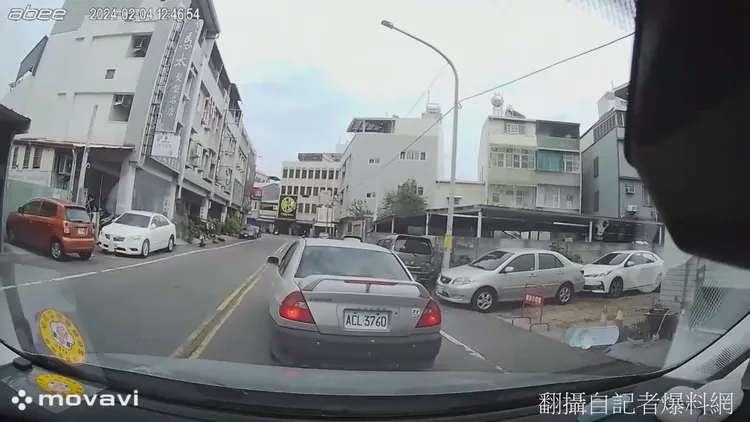 小轎車駕駛攔車出糗，心有不甘，後續又再逼車擋道。翻攝自記者爆料網