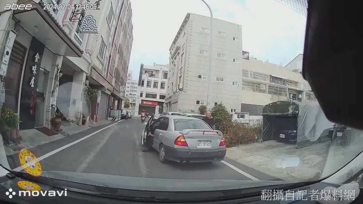 小轎車駕駛攔車不成，手忙腳亂前後挪車。翻攝自記者爆料網