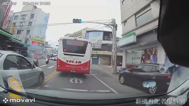 一開始銀色轎車就違規逆向、跨越雙黃線，插入順向車的行車動線。翻攝自記者爆料網