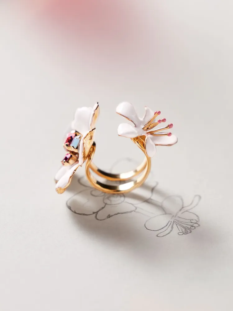 櫻花除是香水瓶身裝飾，也可當作戒指佩戴。品牌提供