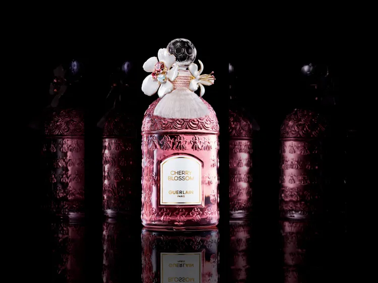 嬌蘭於櫻花季推出花冠粉櫻淡香水珠櫻流蘇蜂印瓶，125ml+30ml／2萬9500元。品牌提供