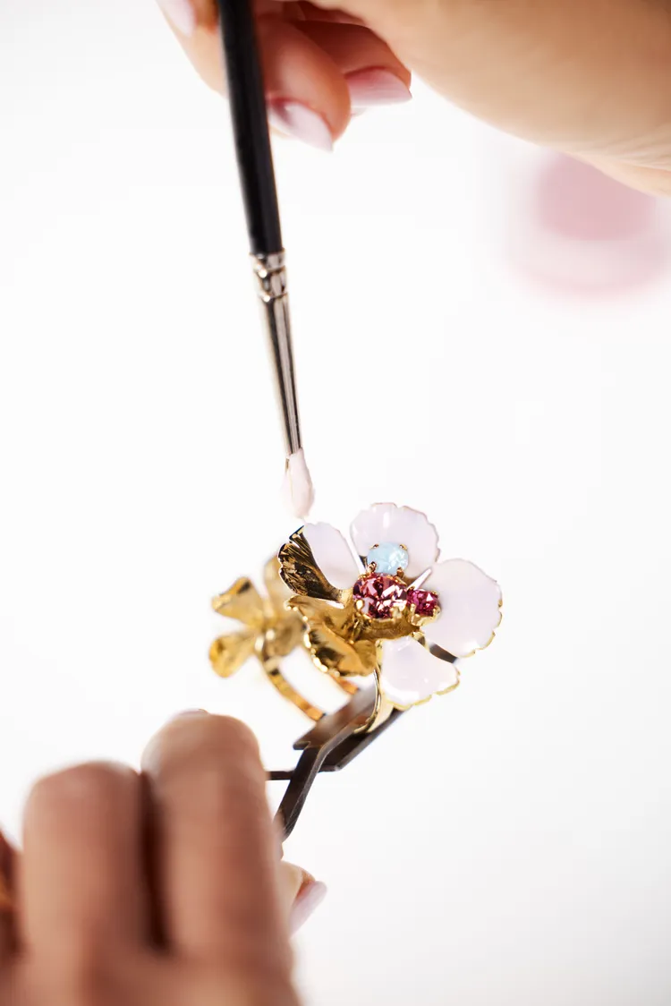 櫻花從蕊芯到花瓣都是手工打造。品牌提供