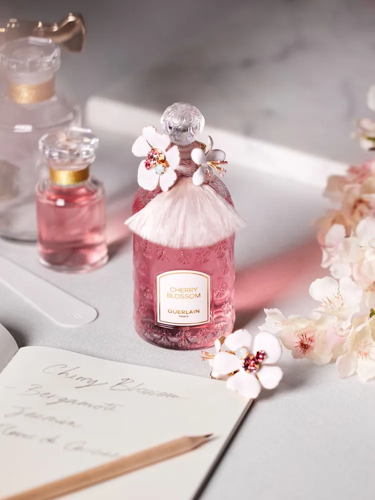 花冠粉櫻淡香水珠櫻流蘇蜂印瓶全球限量4205瓶。品牌提供