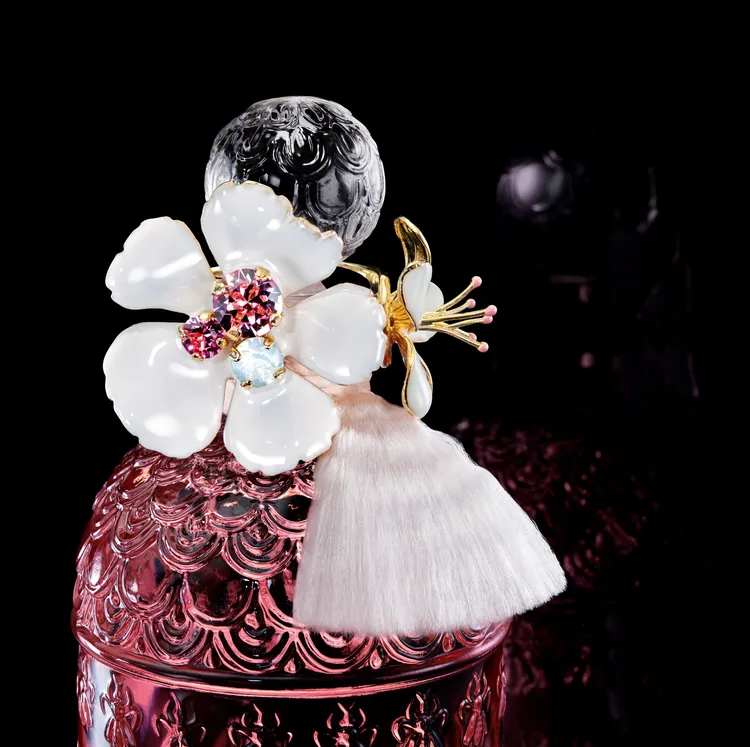 其上的櫻花裝飾可拆下來當作戒指佩戴。品牌提供