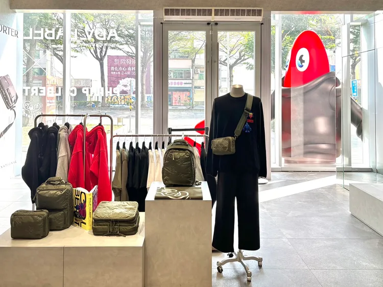 店內展出ADV_LABEL x Philip Colbert服飾、配件等系列單品。品牌提供