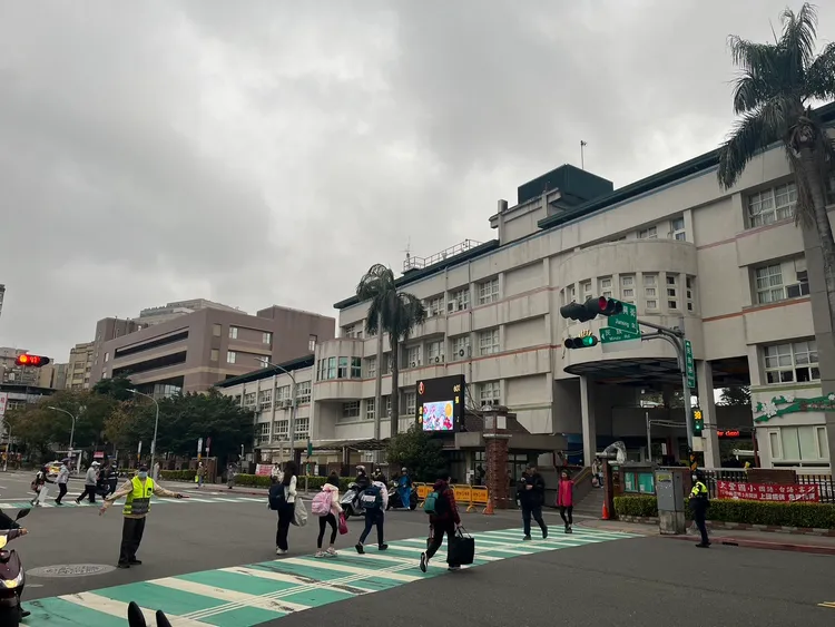 新店警在校門前進行交通指揮。翻攝畫面