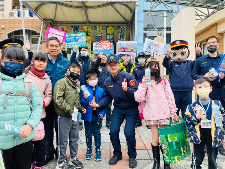 海山分局警方發送宣導品以及孩童實用小物。翻攝畫面