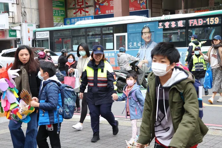 蘆洲警牽起孩童過上學。翻攝畫面
