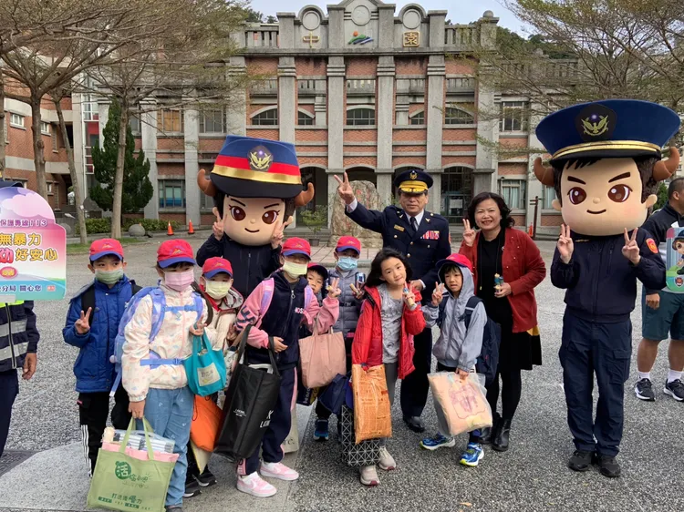 三峽警超前部署檢視轄內校園安全。翻攝畫面