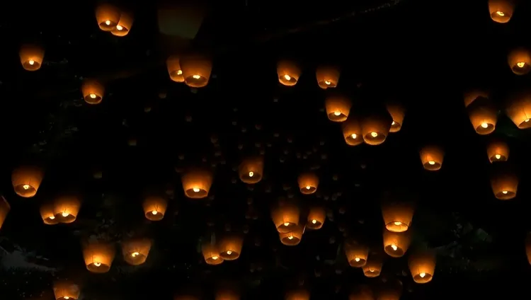 天燈飛向天空。翻攝畫面