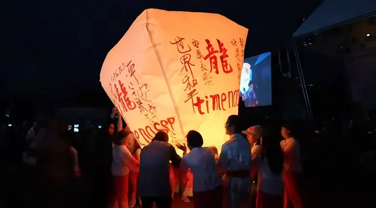 主燈緩緩升起。翻攝畫面