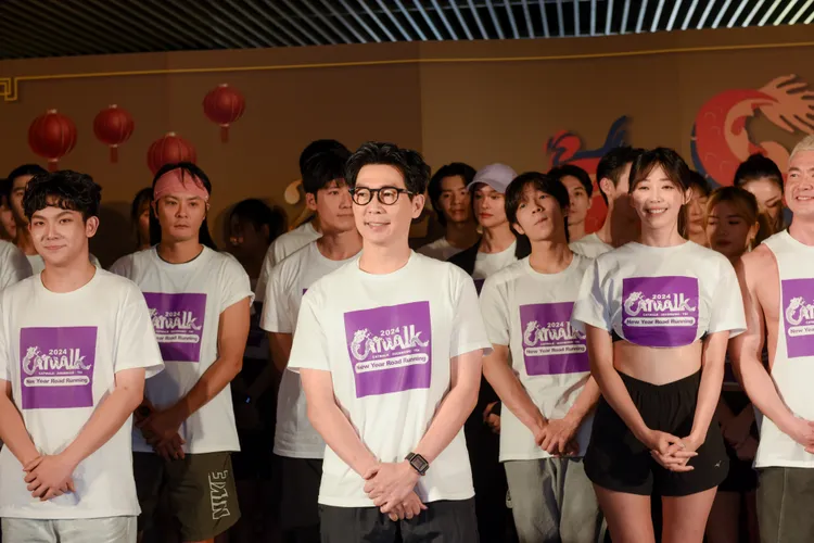 品冠（中）替高齡82歲的老父下百坪大樓。凱渥提供